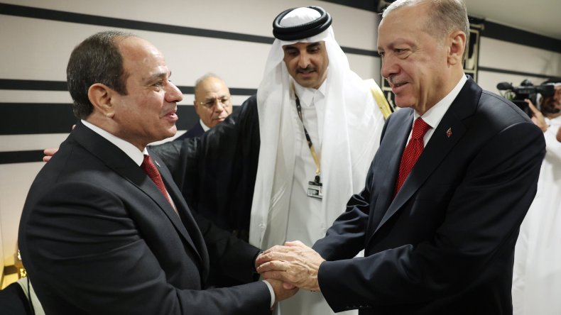 أول تعليق من الرئاسة المصرية حول “مصافحة” السيسي مع أردوغان