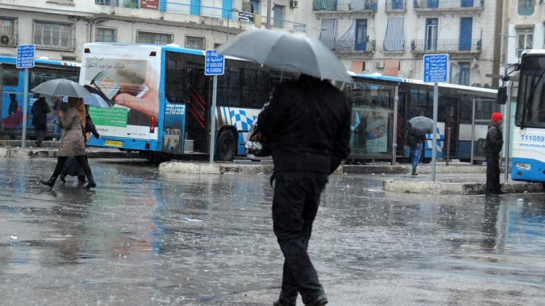 حالة الطقس: أمطار رعدية غزيرة عبر 14 ولاية