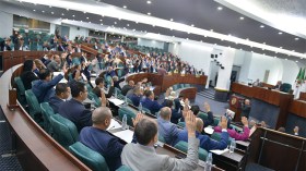 النواب يطالبون برقابة مشددة على الميزانية الضخمة