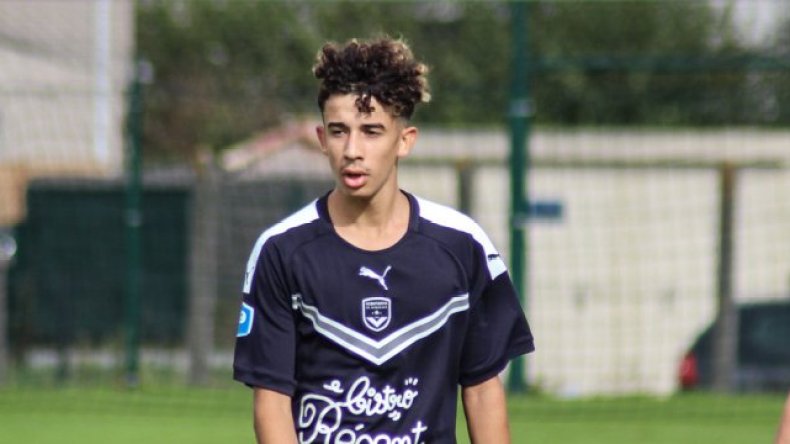 لاعب مُغترب يأمل أن يرتدي زيّ “مُحاربي الصّحراء”