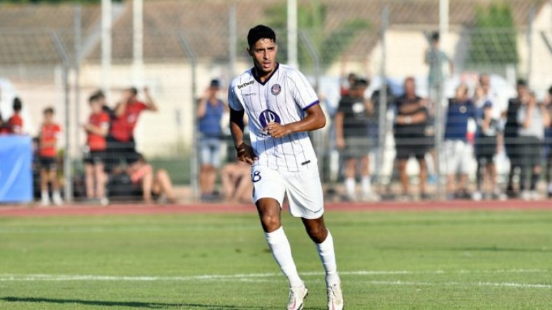 “محرز الجديد” يُؤدّي مناسك العمرة وعملاق إنجليزي يُراقبه