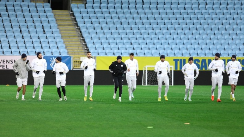 بِالفيديو: الجمهور الجزائري يُدفئ تدريبات “الخضر” في مالمو