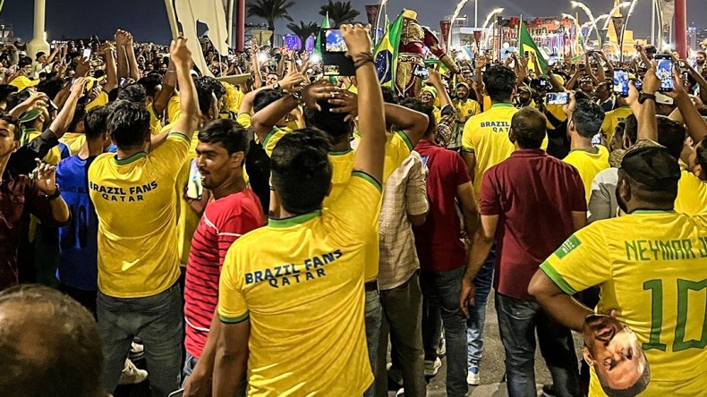 بالفيديو.. مشجع برازيلي يطلق زوجته بسبب المونديال !