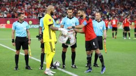 بِالفيديو: حكم سبق له إدارة مباراة للجزائر يطرد 10 لاعبين!