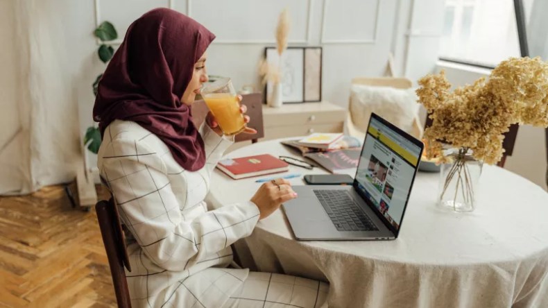 10 عادات إيجابية تميّز النساء الناجحات