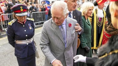 Le roi Charles III visé par trois jets d’œufs