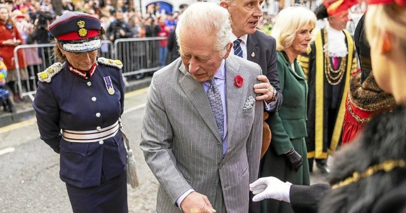 Le roi Charles III visé par trois jets d’œufs