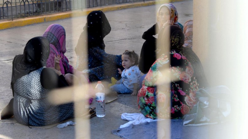 ذباب النظام المغربي رحل لاجئين سوريين من الجزائر ثم استقبلهم على الشبكات