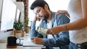 أزواج انتهازيون يستنزفون زوجاتهم ماديا وعاطفيا للتخلص من مسؤولياتهم