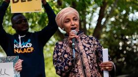 بعد تهديدها بالطرد من الكونغرس.. نائبة مسلمة تهاجم زعيم الجمهوريين 