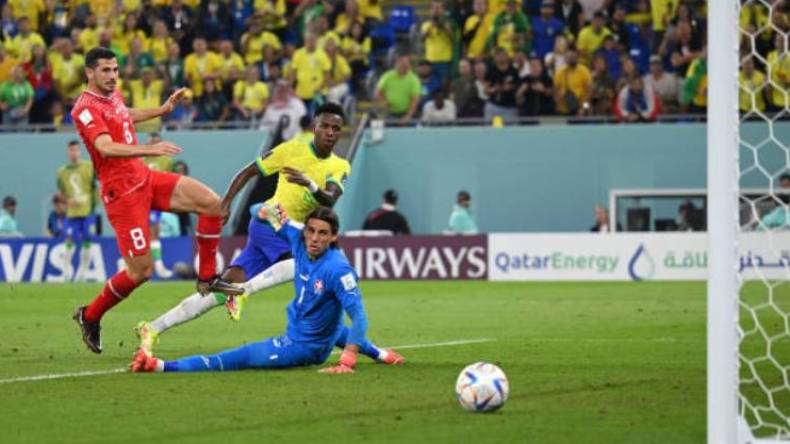 البرازيل تلتحق بِفرنسا في ثمن النهائي