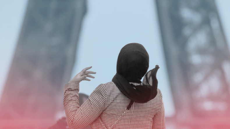 امرأة محجبة في منشور للجيش الفرنسي.. اليمين غاضب والحكومة ترد