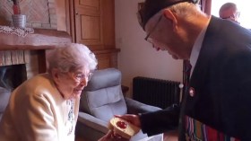 التقيا خلال الحرب العالمية الثانية.. بريطاني يواعد فرنسية بعد فراق 78 عاما