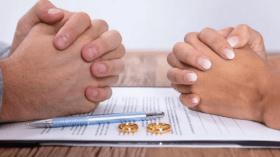 مطالب بحذف عبارة “مطلقة” من الوثائق الإدارية