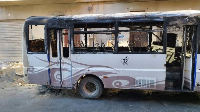 بالصور.. مجهولون يضرمون النار في عدة حافلات نقل بالعلمة