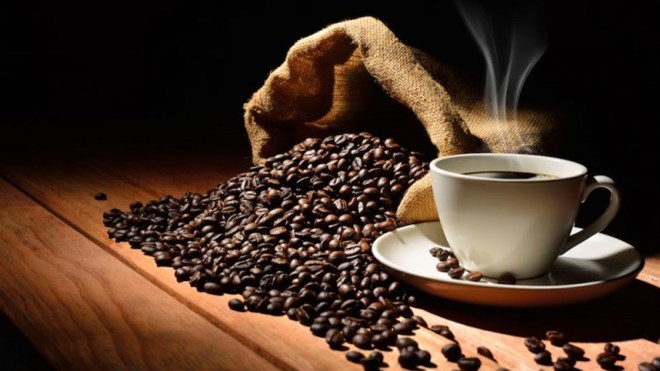 طبيبة أمريكية تحذر النساء من شرب القهوة على الريق