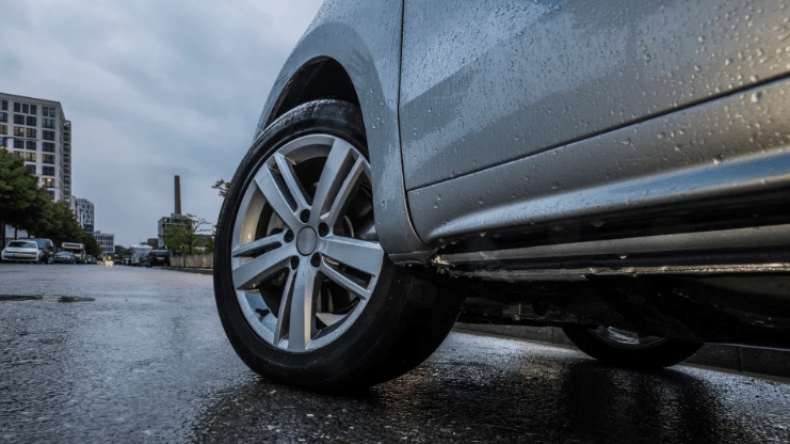 تركت المحرك مشتغلا.. سيارة تدهس صاحبتها ثلاث مرات