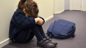 6 أسباب تجعل طفلك يرفض الذهاب إلى المدرسة.. وهذه بعض الحلول