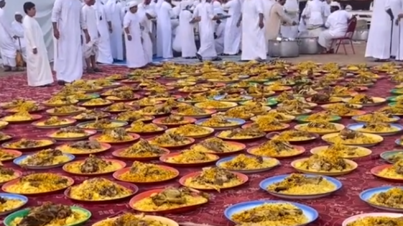 فيديو لوليمة ضخمة لجماهير مونديال قطر يصنع الحدث