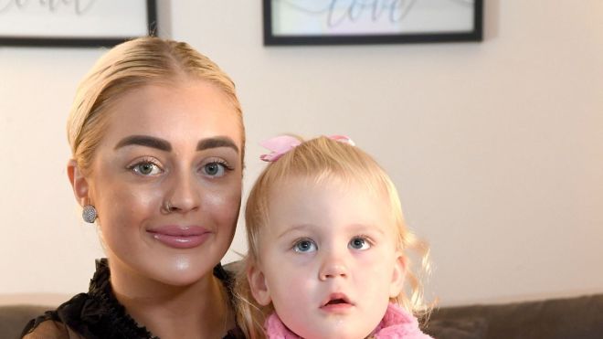 طفلة تأكل الجدران وجهاز التحكم عن بعد بسبب هذا المرض!