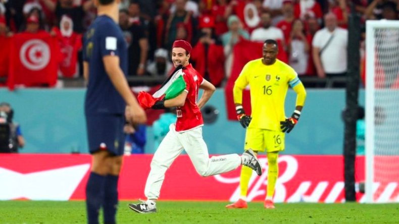 بِالفيديو: تونسي ينتصر لِفلسطين في عزّ المونديال