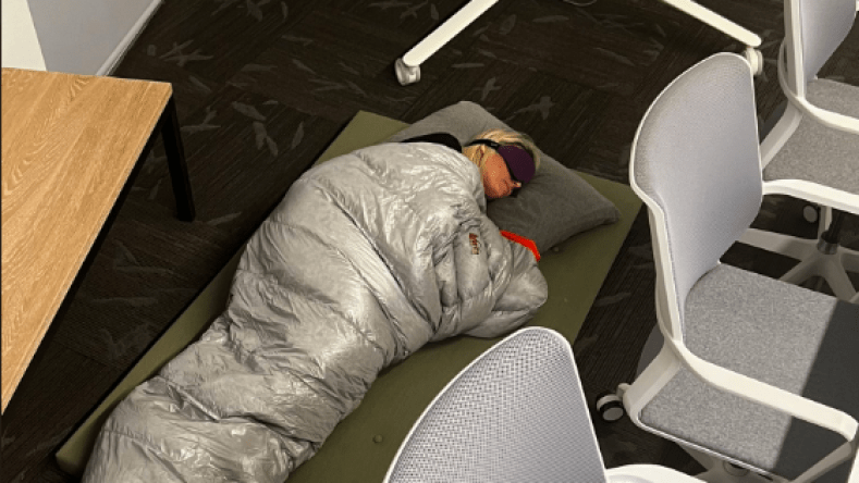 صورة متداولة لمديرة نائمة في مقر “تويتر” تنفيذا لأوامر ماسك!