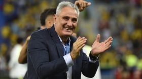 مدرب البرازيل يبحث عن مشجع عربي ساعد عائلته