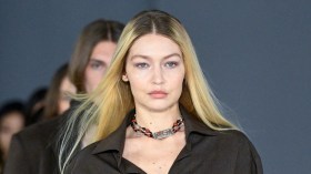 جيجي حديد تغادر تويتر بسبب ماسك.. وهذا ما قالته لمتابعيها!