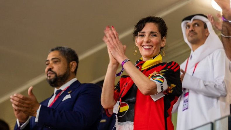 وزيرة من أصول جزائرية ترتدي شارة المثليين في مباراة بلجيكا