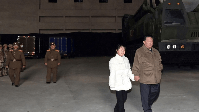 أول ظهور علني لابنة الزعيم الكوري الشمالي.. وهذا ما يتوقعه الخبراء بشأنها