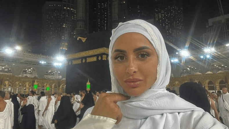 هكذا كانت ردود الفعل بعد إشهار نجمة فرنسية إسلامها من الحرم المكي