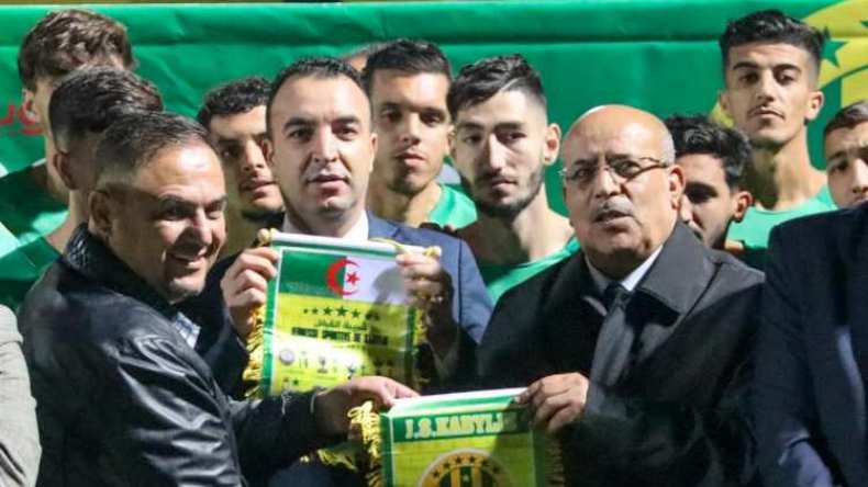 مدير “موبيليس” يحضر تدريبات فريق شبيبة القبائل