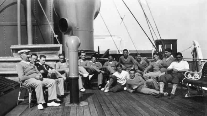 قصّة كأس العالم.. أو لمّا كان المُتفرّج يرتدي بذلة كلاسيكية وقبّعة باسكية!