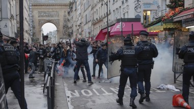 Fusillade mortelle à Paris, le tireur “français” s’est dit ‘raciste’ devant la police