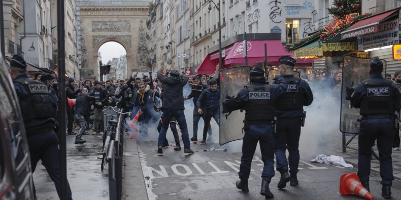 Fusillade mortelle à Paris, le tireur “français” s’est dit ‘raciste’ devant la police