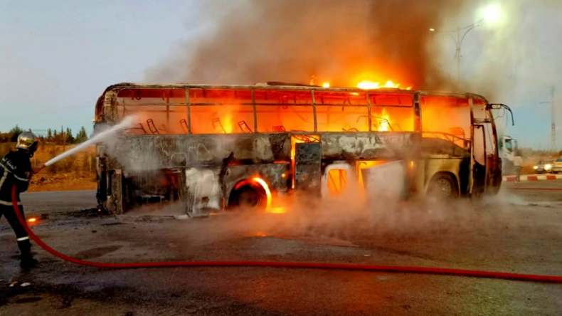 بالصور.. نشوب حريق في حافلة لنقل المسافرين بتيارت
