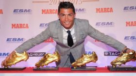 رونالدو يتبرع بإحدى جوائزه لأطفال فلسطين.. ما حقيقة المعلومة المتداولة؟