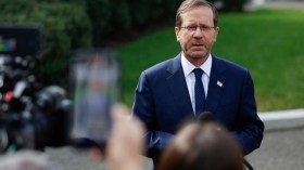 رئيس الاحتلال الإسرائيلي يزور دولة عربية