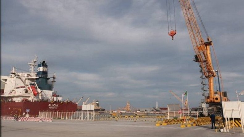 تأخر نهائي الحاويات بميناء جن جن.. الوزير يهدد باتخاذ إجراءات صارمة  