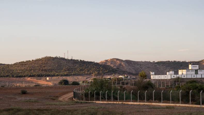 جثث لمهاجرين أفارقة قرب الحدود الجزائرية بعد مطاردتهم من قبل السلطات المغربية