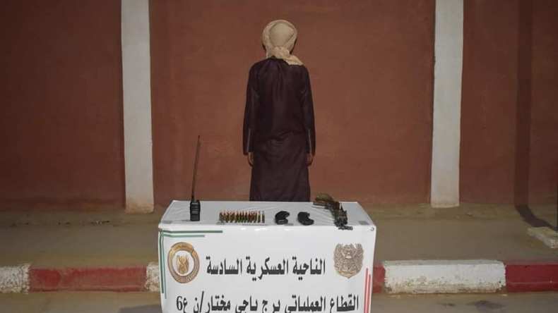 إرهابي يسلّم نفسه للسلطات العسكرية في برج باجي مختار