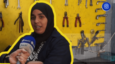 ياسمين.. شابة تزاحم الرجال في إصلاح كهرباء السيارات بالمسيلة