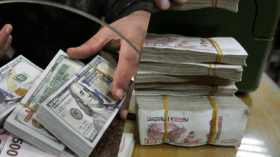 الدينار الجزائري يرتفع بنسبة 6 بالمئة أمام الدولار منذ 6 أشهر