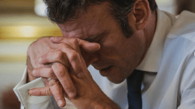 صورة حسرة ماكرون بعد الهزيمة أمام الأرجنتين.. هل هي حقيقية؟