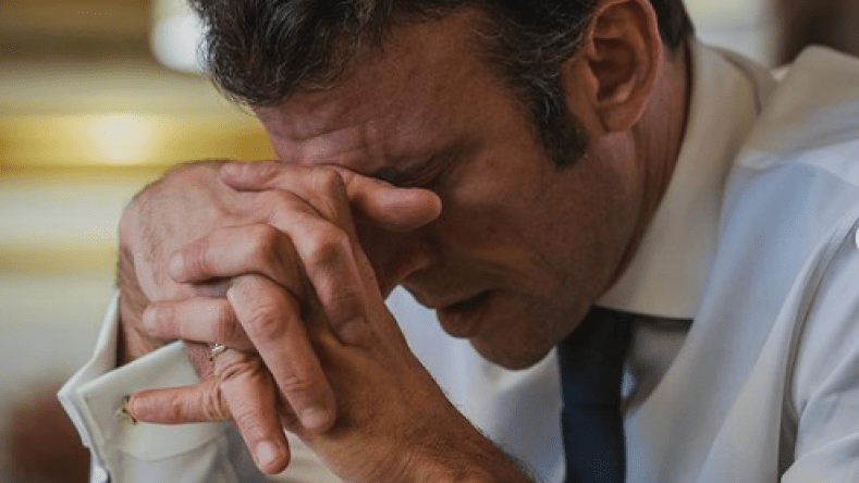 صورة حسرة ماكرون بعد الهزيمة أمام الأرجنتين.. هل هي حقيقية؟
