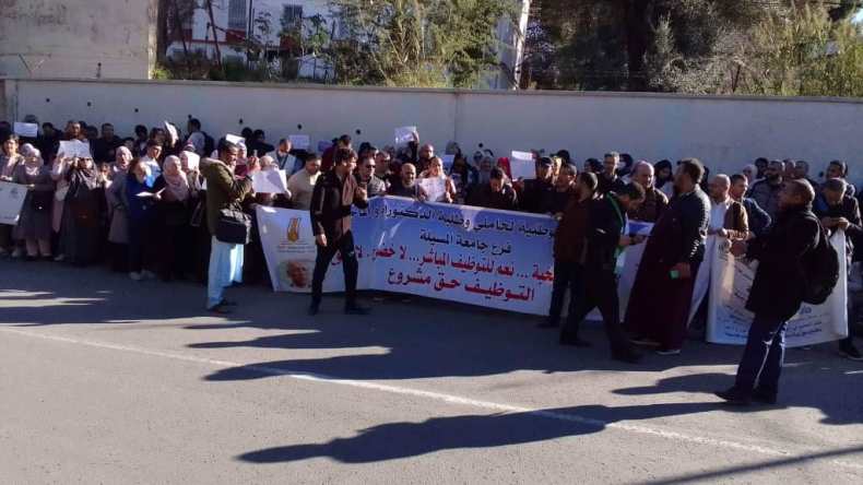 الدكاترة البطالون يعودون للاحتجاج أمام مقر الوزارة