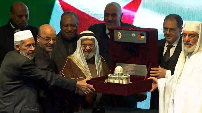 بعد تكريم الرئيس تبون.. الإئتلاف العالمي لنصرة فلسطين يشيد بإعلان الجزائر