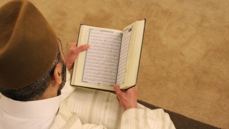 معلومة حول إشراف الداعية عثمان الخميس على مسابقة للقرآن بليبيا تحدث ضجة