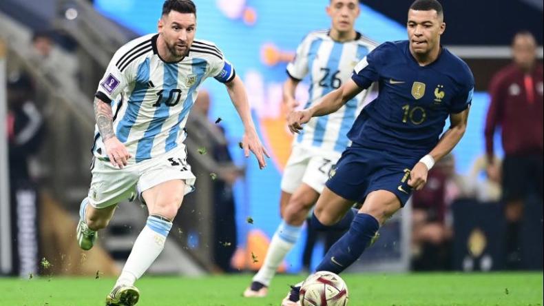 صراع شرس بين ميسي ومبابي على جائزة أحسن لاعب في العالم