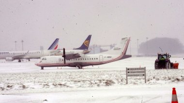France: 20% des vols annulés mercredi à Roissy, 25% à Orly à cause de la neige
